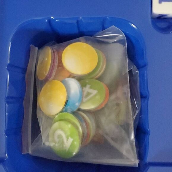 NIB DISNEY PICTOPIA GAME - Picture 5 of 7